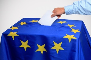 Europawahl, Wahlurne in die ein Stimmzettel eingeworfen wird